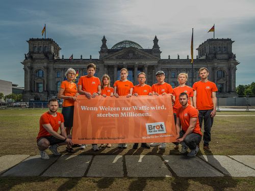 Brot für die Welt zeigt Banner vor dem Reichstag Brot für die Welt zeigt Banner vor dem Reichstag