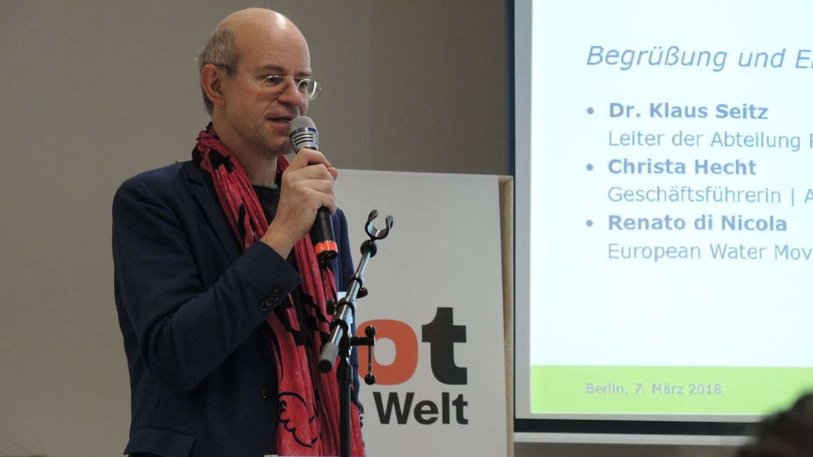 Jürgen Maier vom Forum Umwelt und Entwicklung moderiert durch die Veranstaltung