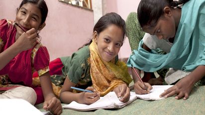 Bangladesch,Hauptstadt Dhaka, Projekt ASD, Stadtteil Mohammadpur, "Anando Nibas-2" (Haus der Freude), Drop-In-Center f¸r M‰dchen (Haushaltshilfen). Schulunterricht mit Lehrerin Rinku Akter. V.l.n.r.: Taslima, 11 Jahre, Akhi, 11 Jahre und Shiuly, 12 Jahre. Mit 14 Millionen Menschen z‰hlt Bangladeschs Hauptstadt Dhaka zu den grˆflten St‰dten der Welt. Fast die H‰lfte der Einwohner lebt in Slums, zum Teil unter unmenschlichen Bedingungen. ASD unterh‰lt acht Bildungszentren, in denen Kinder aus besonders armen Familien, Straflenkinder und ehemalige Kinderarbeiterinnen (Hausarbeit) gefˆrdert werden.