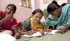 Bangladesch,Hauptstadt Dhaka, Projekt ASD, Stadtteil Mohammadpur, "Anando Nibas-2" (Haus der Freude), Drop-In-Center f¸r M‰dchen (Haushaltshilfen).  Schulunterricht mit Lehrerin Rinku Akter. V.l.n.r.: Taslima, 11 Jahre, Akhi, 11 Jahre und Shiuly, 12 Jahre. Mit 14 Millionen Menschen z‰hlt Bangladeschs Hauptstadt Dhaka zu den grˆﬂten St‰dten der Welt. Fast die H‰lfte der Einwohner lebt in Slums, zum Teil unter unmenschlichen Bedingungen. ASD unterh‰lt acht Bildungszentren, in denen Kinder aus besonders armen Familien, Straﬂenkinder und ehemalige Kinderarbeiterinnen (Hausarbeit) gefˆrdert werden.