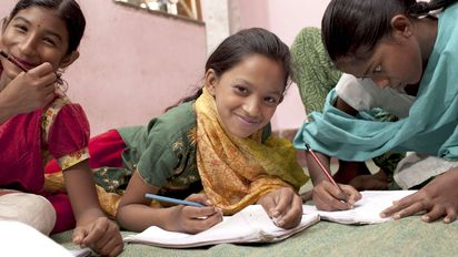 Bangladesch,Hauptstadt Dhaka, Projekt ASD, Stadtteil Mohammadpur, "Anando Nibas-2" (Haus der Freude), Drop-In-Center f¸r M‰dchen (Haushaltshilfen).  Schulunterricht mit Lehrerin Rinku Akter. V.l.n.r.: Taslima, 11 Jahre, Akhi, 11 Jahre und Shiuly, 12 Jahre. Mit 14 Millionen Menschen z‰hlt Bangladeschs Hauptstadt Dhaka zu den grˆﬂten St‰dten der Welt. Fast die H‰lfte der Einwohner lebt in Slums, zum Teil unter unmenschlichen Bedingungen. ASD unterh‰lt acht Bildungszentren, in denen Kinder aus besonders armen Familien, Straﬂenkinder und ehemalige Kinderarbeiterinnen (Hausarbeit) gefˆrdert werden.