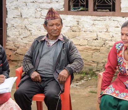Ein Evoluations-Team spricht mit Menschen die von Brot fuer die Welt-Partnerorganisation RRN (Rural Reconstruction Nepal) in Lakuridanda bei Mude / Nepal Hilfe erhalten haben (Livelihood Projekte).Reportage Evaluierung der Diakonie Kathastrophenhilfe und Brot für die Weltprojekte in Nepal, November 2017. Foto: Thomas Lohnes / DKH