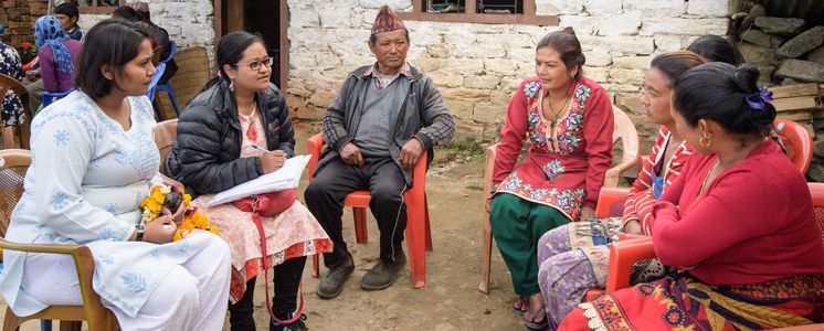 Evaluation Neapal 2017 Ein Evoluations-Team spricht mit Menschen die von Brot fuer die Welt-Partnerorganisation RRN (Rural Reconstruction Nepal) in Lakuridanda bei Mude / Nepal Hilfe erhalten haben (Livelihood Projekte).Reportage Evaluierung der Diakonie Kathastrophenhilfe und Brot für die Weltprojekte in Nepal, November 2017. Foto: Thomas Lohnes / DKH
