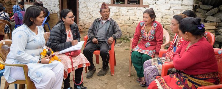 An evaluation team talks to people in Lakuridanda / Nepal about the results of a project of the partner organisation "Rural Reconstruction Nepal". After an earthquake, they received help to maintain their livelihood. (Photo: Thomas Lohnes)