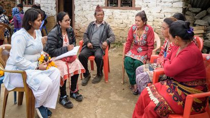 An evaluation team talks to people in Lakuridanda / Nepal about the results of a project of the partner organisation "Rural Reconstruction Nepal". After an earthquake, they received help to maintain their livelihood. (Photo: Thomas Lohnes)