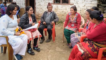 An evaluation team talks to people in Lakuridanda / Nepal about the results of a project of the partner organisation "Rural Reconstruction Nepal". After an earthquake, they received help to maintain their livelihood. (Photo: Thomas Lohnes)