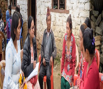 Ein Evoluations-Team spricht mit Menschen die von Brot fuer die Welt-Partnerorganisation RRN (Rural Reconstruction Nepal) in Lakuridanda bei Mude / Nepal Hilfe erhalten haben (Livelihood Projekte).Reportage Evaluierung der Diakonie Kathastrophenhilfe und Brot für die Weltprojekte in Nepal, November 2017. Foto: Thomas Lohnes / DKH