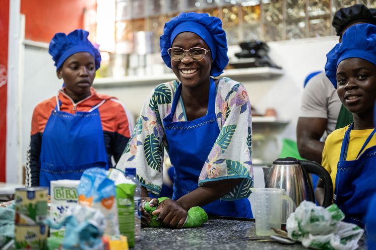 Marlene bei ihrem Backkurs in einer Berufsschule in Saurimo.  Mwana Pwo finanziert ihr gerade eine Ausbildung zur Konditorin. Mit dem Verkauf von Gebäck will Marlene im nächsten Jahr ihr Studium zu finanzieren. Sie will Ärztin werden und ein Waisenhaus gründen.