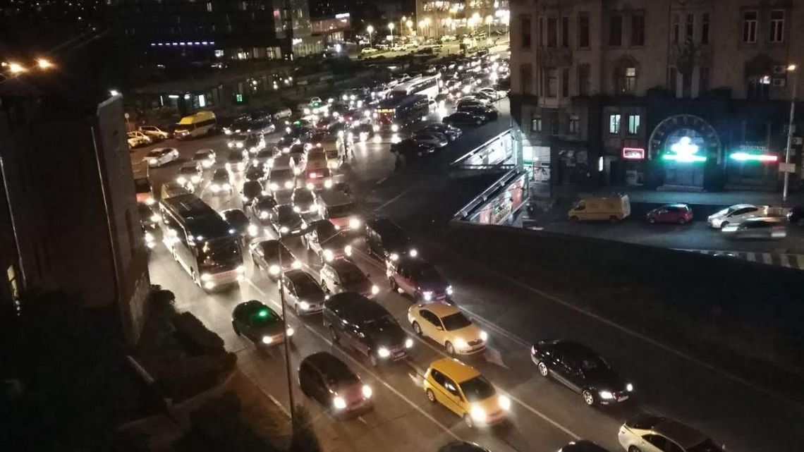Ein Lichtermeer aus Scheinwerfern – einige Hauptverkehrsstraßen in Tiflis sind gefühlt rund um die Uhr verstopft.