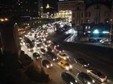 Ein Lichtermeer aus Scheinwerfern – einige Hauptverkehrsstraßen in Tiflis sind gefühlt rund um die Uhr verstopft.