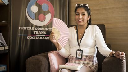 Sie hat das erste Begegnungshaus für Transsexuelle in Cochabamba gegründet und ist eine der Sprecherinnen der Trans-Gemeinschaft an der Universität und in der Öffentlichkeit. Regelmäßig nimmt sie an Tagungen teil und leitet Workshops, manchmal wird sie sogar ins Ausland eingeladen.Projektpartner: Das Institut für menschliche Entwicklung (Instituto para el Desarrollo Humano - IpDH) begann als Anlaufstelle für HIV-Positive, die vom bolivianischen Staat damals komplett vernachlässigt wurden. Heute steht neben der Prävention, der medizinischen Behandlung und psychologischen Begleitung von Menschen mit HIV die Verteidigung der Grundrechte sexuell diverser Menschen im Mittelpunkt der Arbeit.