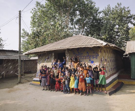 Schulklasse vor der Rokkhagola Pre-Primary School in dem Dorf Pathorghata