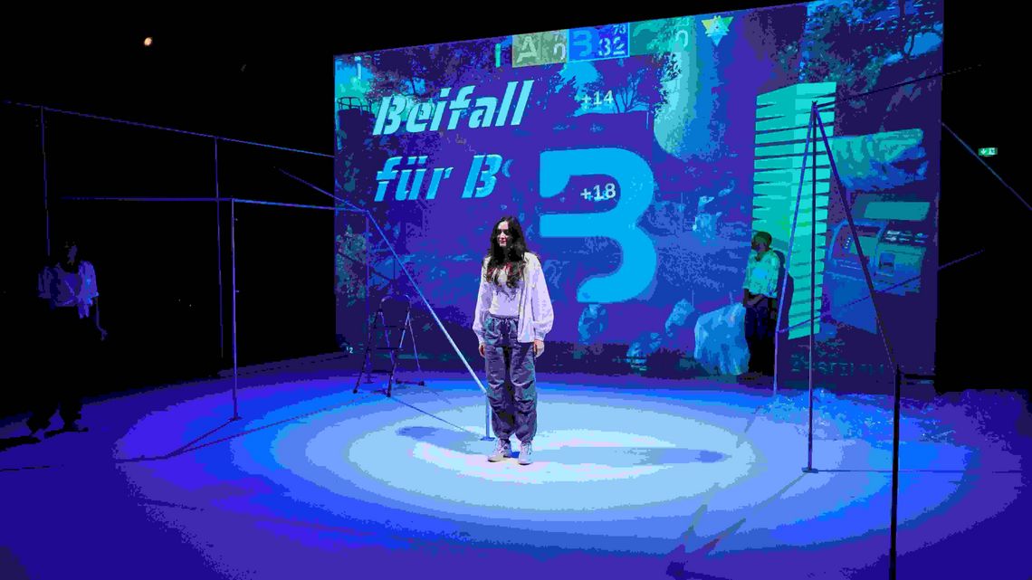 Theaterszene aus dem Stück „Zukunft – ▢ Ja ▢ Nein ▢ Vielleicht ▢ haha“ des Jungen Staatstheaters Karlsruhe