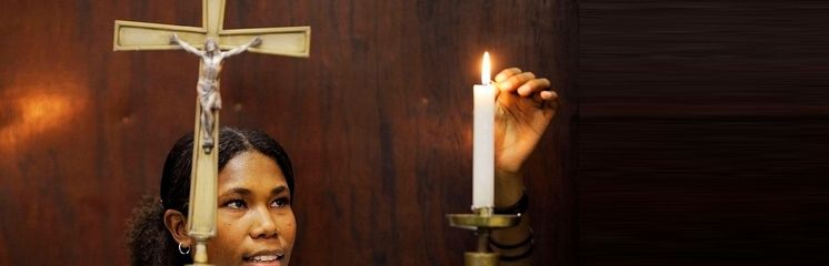 35236 Frau trägt Kreuz