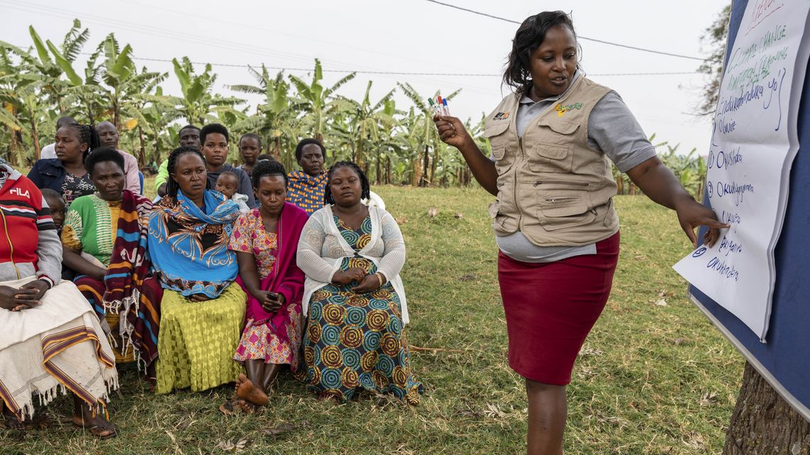 Die ACORD-Projektbeauftragte Olivia Nakaweesa (rechts) leitet einen Workshop vor Ort zum Thema Klimaschutz im Distrikt Rwanpara.