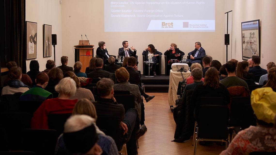 Ansicht des Konferenzsaals mit TeilnehmerInnen