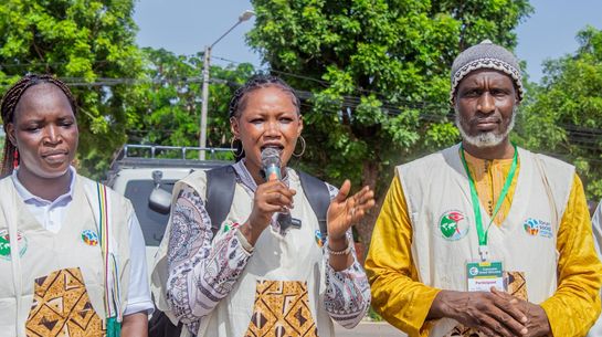 Aichata Koné, Mitglied der Karawane, Mitarbeiterin der Partnerorganisation UACDDDD und Mitglied des Brot für die Welt Future Boards während einer Etappe der Karawane in Burkina Faso