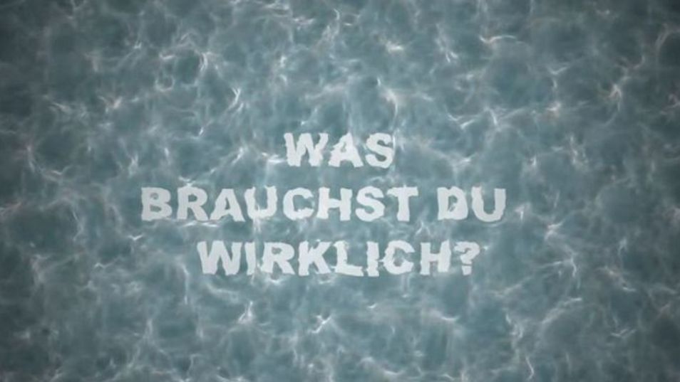 Bild einer Wasseroberfläche und dem Text "Was brauchst du wirklich?" 
