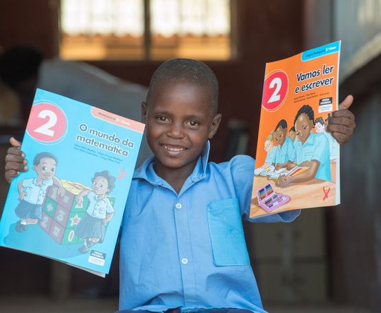 Hilfsprojekt fÃ¼r Kinder und Jugendliche im Umfeld der MÃ¼lldeponie im Stadtviertel Hulene in Maputo / MosambikGlÃ¼cklicher Besitzer von neuen SchulbÃ¼chern: Francisco (6) geht in die zweite Klasse der Grundschule von Laulane. Francisco ist ein Sohn der MÃ¼llsammlerin Julieta Mazivila.Renascer-Omac (OrganizaÃ§Ã£o MoÃ§ambicana de Apoio as CrianÃ§as da Lixeira) ist eine im Jahr 1998 gegrÃ¼ndete Nichtregierungsorganisation in Maputo, der Hauptstadt von Mosambik. Mit UnterstÃ¼tzung von "Brot fÃ¼r die Welt" soll die Lebenssituation von Kindern und Jugendlichen, die in der Umgebung einer groÃŸen MÃ¼lldeponie leben, verbessert werden. Mit Erfolg: Viele hundert MÃ¤dchen und Jungen gehen inzwischen regelmÃ¤ÃŸig zur Schule. Die Kinder werden auÃŸerdem in einem Sozialzentrum betreut und machen dort als Teenager eine Ausbildung. Diese UnterstÃ¼tzung ist fÃ¼r sie eine Chance, in Zukunft ein besseres Leben zu fÃ¼hren.Foto: Helge Bendl / Brot fÃ¼r die Welt