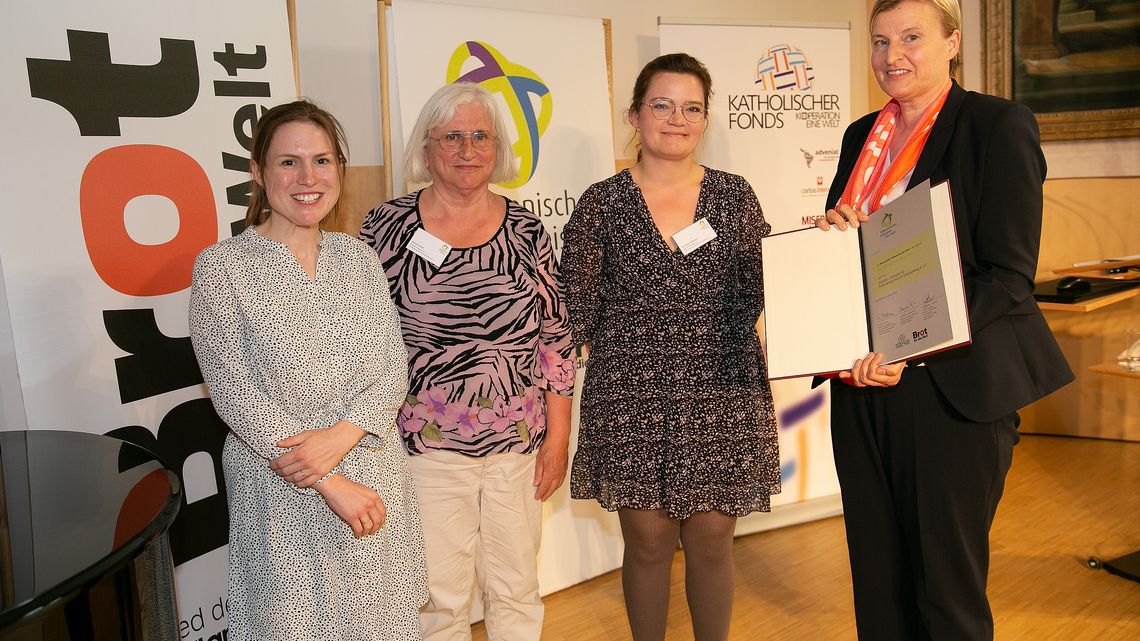 Preisträgerinnen des Bündnis erlassjahr.de – Entwicklung braucht Entschuldung e.V. mit Brot für die Welt Präsidentin Dr. Dagmar Pruin 