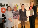 Preisträgerinnen des Bündnis erlassjahr.de – Entwicklung braucht Entschuldung e.V. mit Brot für die Welt Präsidentin Dr. Dagmar Pruin 