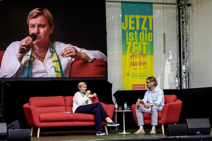 Talk auf dem „Roten Sofa“ mit Pfarrerin Dr. Dagmar Pruin, Präsidentin, Brot für die Welt, Diakonie Katastrophenhilfe auf der Open Air – Bühne im zentralen Messepark, beim Kirchentag 2023 in Nürnberg.