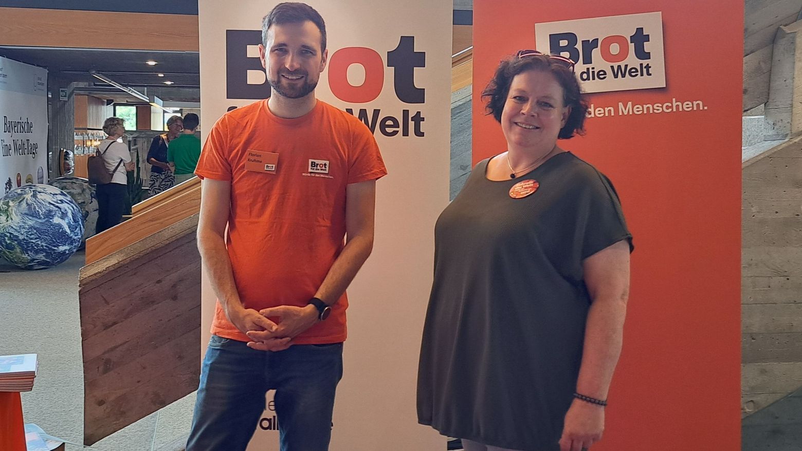 Florian Kruhme und Bettina Götz von der Landesstelle von Brot für die Welt betreuten den Stand.
