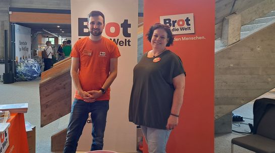 Florian Kruhme und Bettina Götz von der Landesstelle von Brot für die Welt betreuten den Stand.