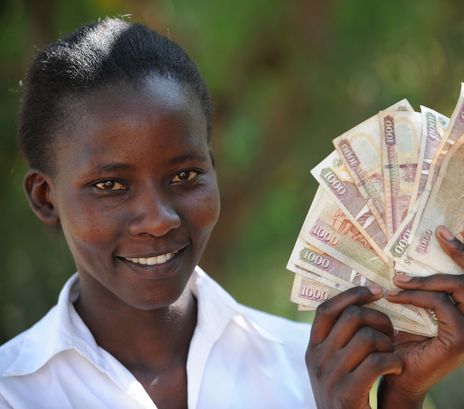 Afrika, Baknknote, Banknoten, Frau, Geld, Geldschein, Geldscheine, Hand, Handel, Hände, Kenia, Ostafrika, Symbol, kenianischer Schilling