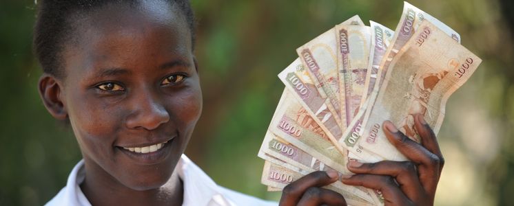 Afrika, Baknknote, Banknoten, Frau, Geld, Geldschein, Geldscheine, Hand, Handel, Hände, Kenia, Ostafrika, Symbol, kenianischer Schilling
