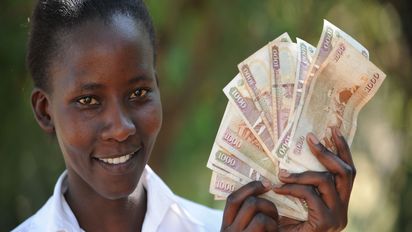 Afrika, Baknknote, Banknoten, Frau, Geld, Geldschein, Geldscheine, Hand, Handel, Hände, Kenia, Ostafrika, Symbol, kenianischer Schilling