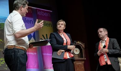 Waehrend der Abendveranstaltung "Gesunde Erde, gesunde Menschen. Neue Narrative fuer die eine Welt" fuehrt Dr. med. Eckart von Hirschhausen (1. Person v. links) ein Interwiev mit Dagmar Pruin (2. Person v. links, Praesidentin Brot fuer die Welt und Diakonie Katastrophenhilfe) und Pirmin Spiegel (3. Person v. links, Hauptgeschaeftsfuehrer und Vorstandsvorsitzender des Bischoeflichen Hilfswerkes Misereor).