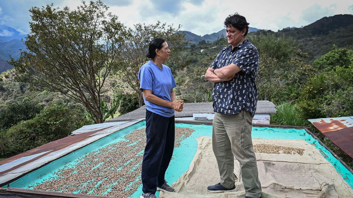 Martha Berrío im Gespräch mit Jharry Martínez, Projektverantwortlicher von Ciudadanía