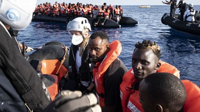 epd-bild/Thomas Lohnes / phone +49 152 540 53 690Die Sea-Watch 4 Crew rettet ueber 90 Migranten aus einem Schlauchboot am 24.08.2020 in den internationalen Gewaessern vor Libyen aus Seenot. Die Geretteten werden danach mit Wasser abgespritzt und in eine Rettungsdecke gehuellt, weil in ihrem Schlauchboot Benzin ausgelaufen war, das sich mit Salszwasser gemischt hat. Eine Mischung, die die Haut so stark angreift, dass sie die Hautschichten abloesen kann.Bildinfo kommt noch. Freigabe abwarten. Ca gegen 11.30 UhrFoto: epd-bild/Thomas Lohnes
