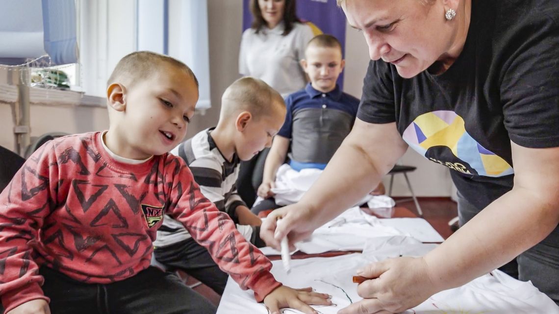 Kinder malen in der Notunterkunft von Sadky