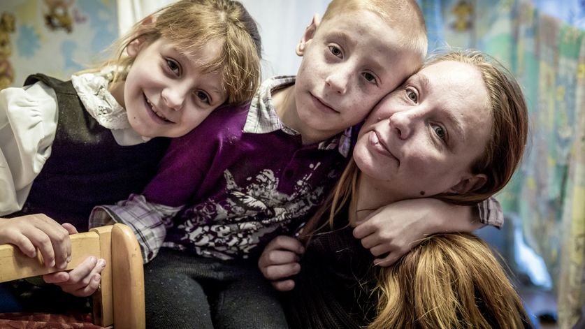 Novoye Vremya, AIDS, HIV, Jekaterinburg, Russland,Hausbesuch von der Hilfsorganisation Novoye Vremya auch zur Kontrolle der Medikamenteneinnahme bei Mutter Swetlana Worobjova und ihren ebenfalls HIV infizierten Kinder Kristina Worobjova und Kolja Worobjova, hier im Kinderzimmer. Sie haben vom Zentrum der Hilfsorganisation in Jekaterinburg viele Hilfestellungen bei der Bewaeltigung ihres Lebens mit dem Virus und ihrer sozialen Situation bekommen.
