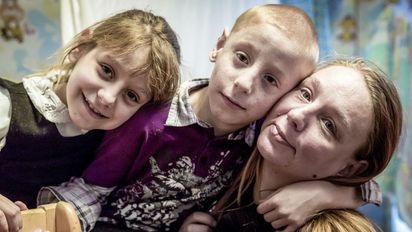 Novoye Vremya, AIDS, HIV, Jekaterinburg, Russland,Hausbesuch von der Hilfsorganisation Novoye Vremya auch zur Kontrolle der Medikamenteneinnahme bei Mutter Swetlana Worobjova und ihren ebenfalls HIV infizierten Kinder Kristina Worobjova und Kolja Worobjova, hier im Kinderzimmer. Sie haben vom Zentrum der Hilfsorganisation in Jekaterinburg viele Hilfestellungen bei der Bewaeltigung ihres Lebens mit dem Virus und ihrer sozialen Situation bekommen.