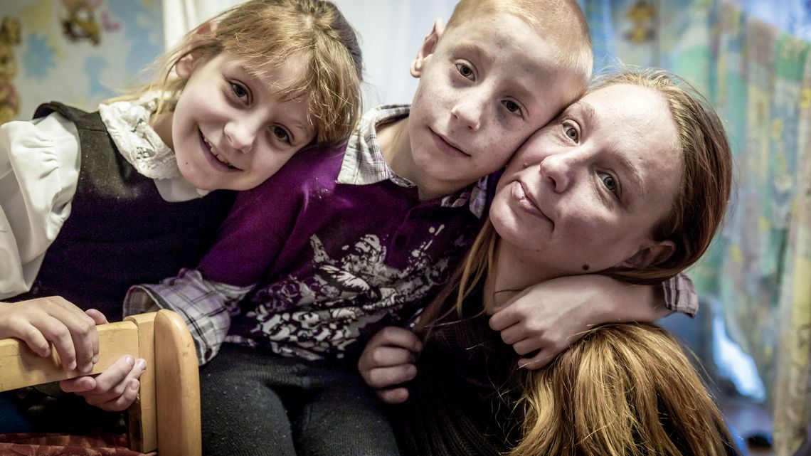 Novoye Vremya, AIDS, HIV, Jekaterinburg, Russland,Hausbesuch von der Hilfsorganisation Novoye Vremya auch zur Kontrolle der Medikamenteneinnahme bei Mutter Swetlana Worobjova und ihren ebenfalls HIV infizierten Kinder Kristina Worobjova und Kolja Worobjova, hier im Kinderzimmer. Sie haben vom Zentrum der Hilfsorganisation in Jekaterinburg viele Hilfestellungen bei der Bewaeltigung ihres Lebens mit dem Virus und ihrer sozialen Situation bekommen.