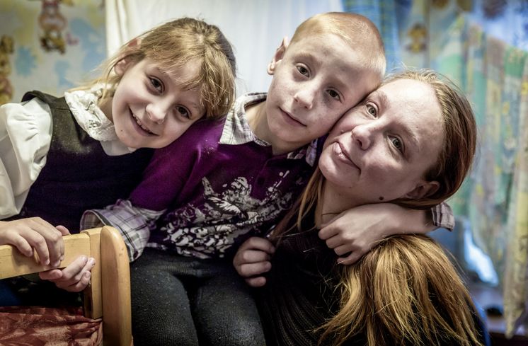 Novoye Vremya, AIDS, HIV, Jekaterinburg, Russland,Hausbesuch von der Hilfsorganisation Novoye Vremya auch zur Kontrolle der Medikamenteneinnahme bei Mutter Swetlana Worobjova und ihren ebenfalls HIV infizierten Kinder Kristina Worobjova und Kolja Worobjova, hier im Kinderzimmer. Sie haben vom Zentrum der Hilfsorganisation in Jekaterinburg viele Hilfestellungen bei der Bewaeltigung ihres Lebens mit dem Virus und ihrer sozialen Situation bekommen.