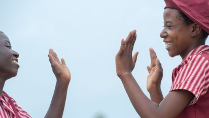 Monalisa Mudanyu (14, links) mit ihrer besten Freundin Joyleen Madondo. Joyleen ist Mitglied des Gebärdensprachen-Clubs der Schule, kann sich mit ihrer Freundin also verständigen Monalisa Mudanyu ist taubstumm und geht erst seit einem Jahr zur Schule. Alle Schulen in der Umgebung lehnten es nämlich über Jahre hinweg ab, sie aufzunehmen. In der Schule von Jairos Jiri lernt sie nun die Gebärdensprache - und natürlich auch alle anderen Fächer.Im Osten Simbabwes (Provinz Mashonaland East, Distrikt Mutoko) liegt die Mukombwe Primary School. Hier lernen behinderte und nichtbehinderte Kinder gemeinsam.Die Nichtregierungsorganisation "Jairos Jiri Association" engagiert sich in Simbabwe für Menschen mit Behinderungen. Sie betreibt diverse Schulen auf dem Land und in der Hauptstadt Harare, um Kindern und Jugendlichen mit Behinderung Zugang zu Bildung zu ermöglichen. Projektpartner JJA - Jairos Jiri Association