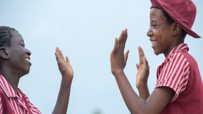 Monalisa Mudanyu (14, links) mit ihrer besten Freundin Joyleen Madondo. Joyleen ist Mitglied des Gebärdensprachen-Clubs der Schule, kann sich mit ihrer Freundin also verständigen Monalisa Mudanyu ist taubstumm und geht erst seit einem Jahr zur Schule. Alle Schulen in der Umgebung lehnten es nämlich über Jahre hinweg ab, sie aufzunehmen. In der Schule von Jairos Jiri lernt sie nun die Gebärdensprache - und natürlich auch alle anderen Fächer.Im Osten Simbabwes (Provinz Mashonaland East, Distrikt Mutoko) liegt die Mukombwe Primary School. Hier lernen behinderte und nichtbehinderte Kinder gemeinsam.Die Nichtregierungsorganisation "Jairos Jiri Association" engagiert sich in Simbabwe für Menschen mit Behinderungen. Sie betreibt diverse Schulen auf dem Land und in der Hauptstadt Harare, um Kindern und Jugendlichen mit Behinderung Zugang zu Bildung zu ermöglichen. Projektpartner JJA - Jairos Jiri Association