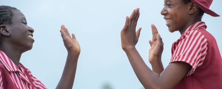 Monalisa Mudanyu (14, links) mit ihrer besten Freundin Joyleen Madondo. Joyleen ist Mitglied des Gebärdensprachen-Clubs der Schule, kann sich mit ihrer Freundin also verständigen Monalisa Mudanyu ist taubstumm und geht erst seit einem Jahr zur Schule. Alle Schulen in der Umgebung lehnten es nämlich über Jahre hinweg ab, sie aufzunehmen. In der Schule von Jairos Jiri lernt sie nun die Gebärdensprache - und natürlich auch alle anderen Fächer.Im Osten Simbabwes (Provinz Mashonaland East, Distrikt Mutoko) liegt die Mukombwe Primary School. Hier lernen behinderte und nichtbehinderte Kinder gemeinsam.Die Nichtregierungsorganisation "Jairos Jiri Association" engagiert sich in Simbabwe für Menschen mit Behinderungen. Sie betreibt diverse Schulen auf dem Land und in der Hauptstadt Harare, um Kindern und Jugendlichen mit Behinderung Zugang zu Bildung zu ermöglichen. Projektpartner JJA - Jairos Jiri Association