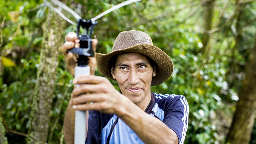 Jose Barrios Manayay bewaessert seine Kaffeeplanzen mit einem Sprinkler. (c) 2016 Kathrin Harms