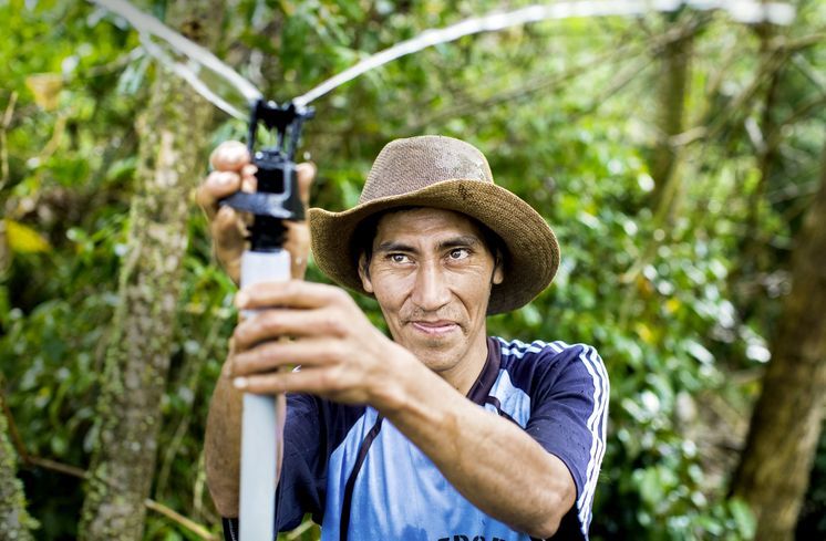 Jose Barrios Manayay bewaessert seine Kaffeeplanzen mit einem Sprinkler. (c) 2016 Kathrin Harms