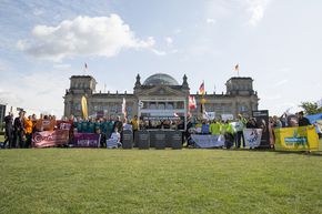 Initiative Lieferkettengesetz Auftakttreffen vorm Bundestag