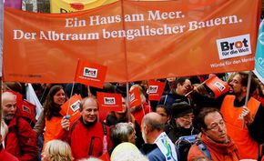 Mitarbeiter von Brot für die Welt beim Klimastreik