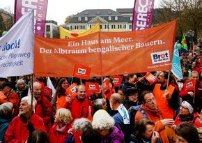 Mitarbeitende von Brot für die Welt bei eine Demo.