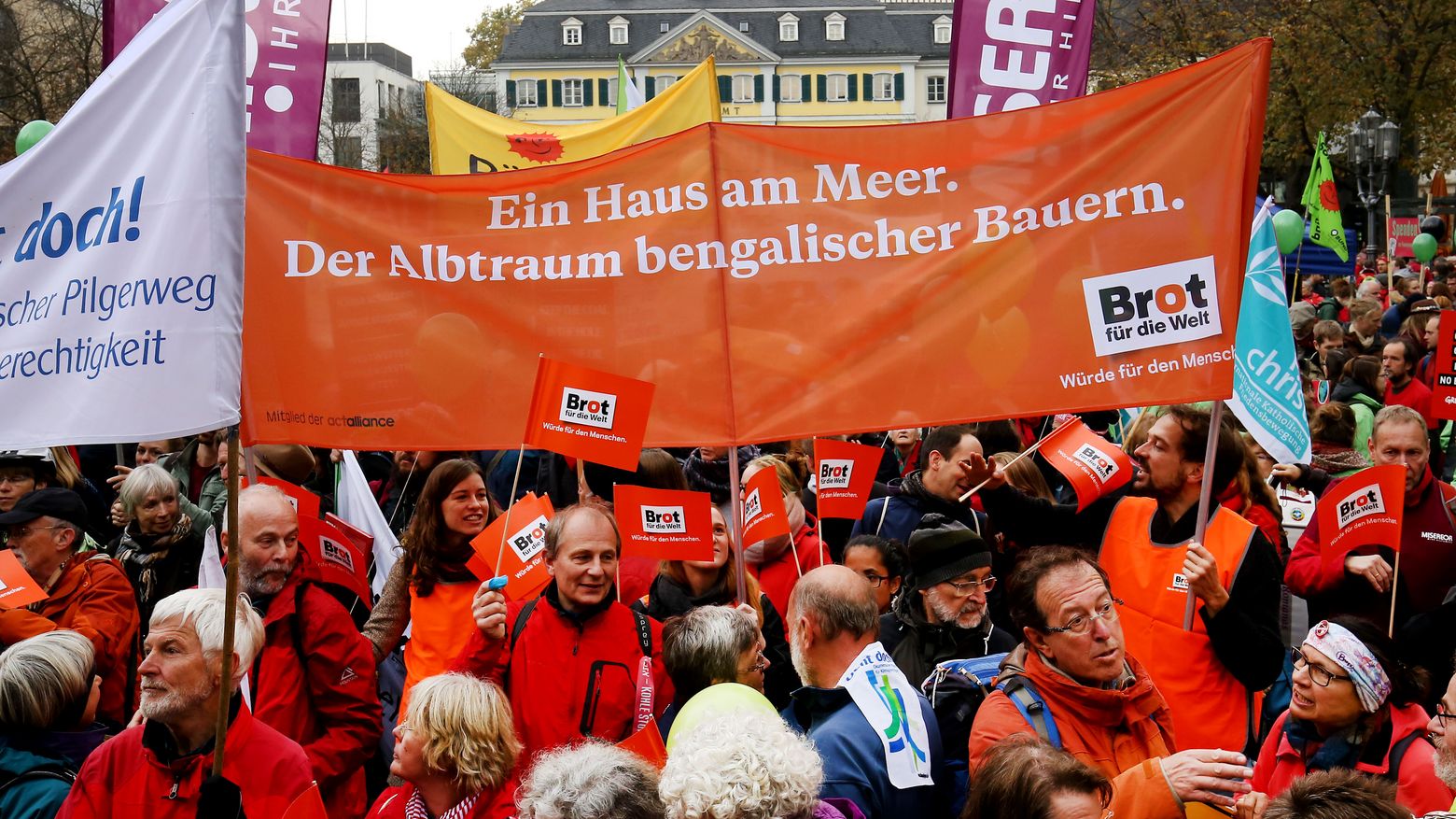 Mitarbeitende von Brot für die Welt bei eine Demo.