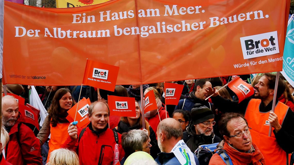 Mitarbeiter von Brot für die Welt beim Klimastreik