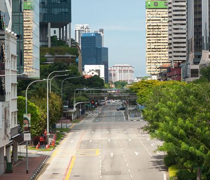 Leere Straßen im Stadtzentrum in Singapur während der Ausgangsbeschränkungen